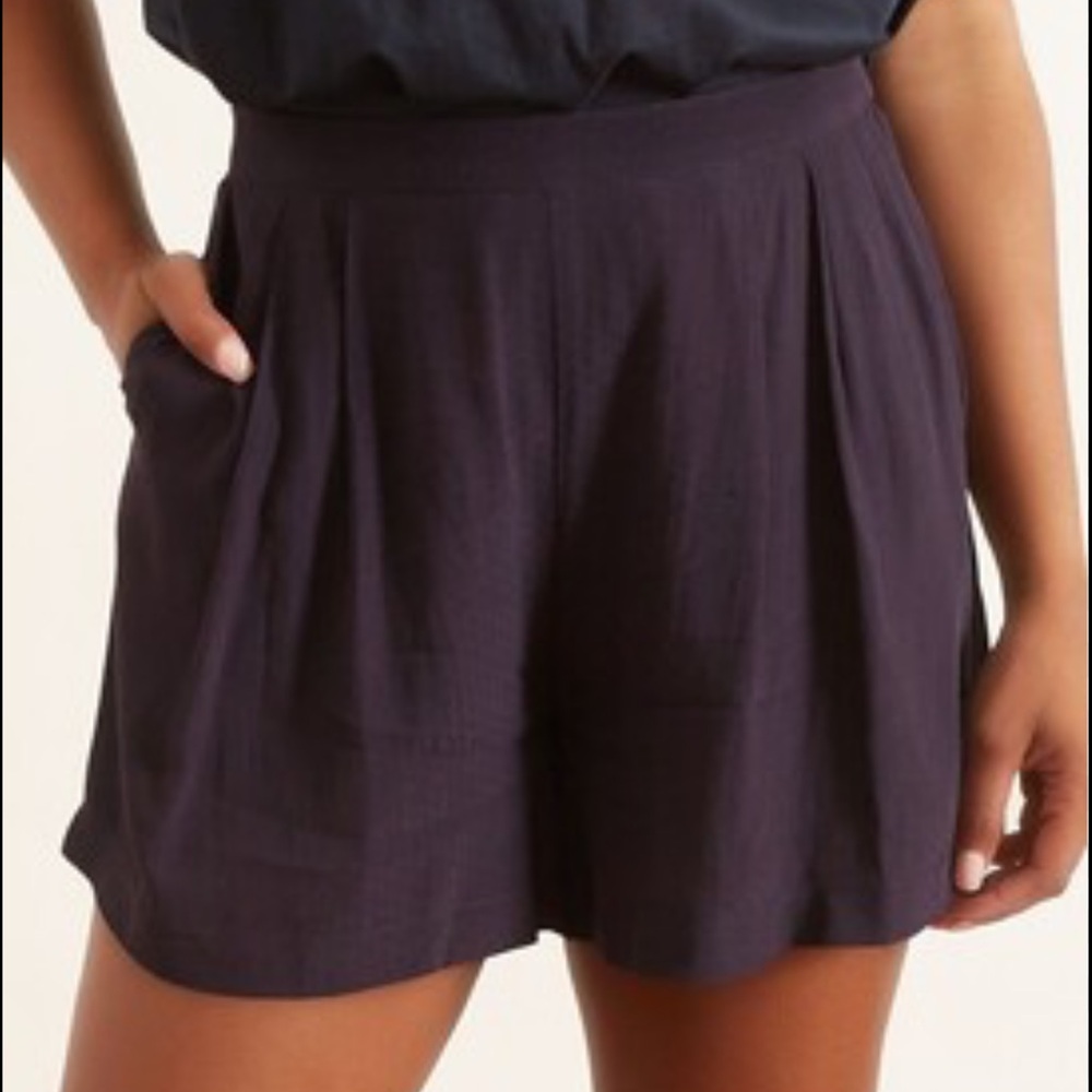 H&M black pleated high rise lightweight pull on style casual shorts size 10